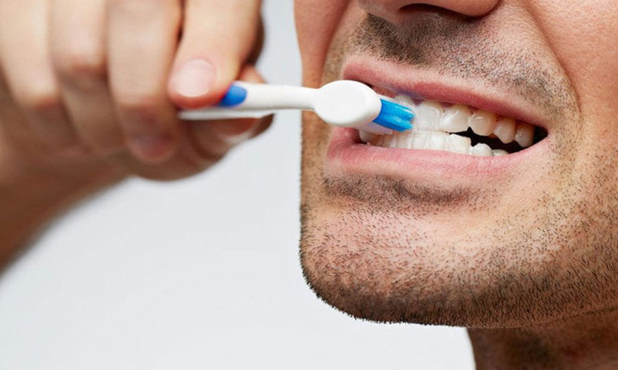 4 λάθη όταν βουρτσίζουμε τα δόντια μας
